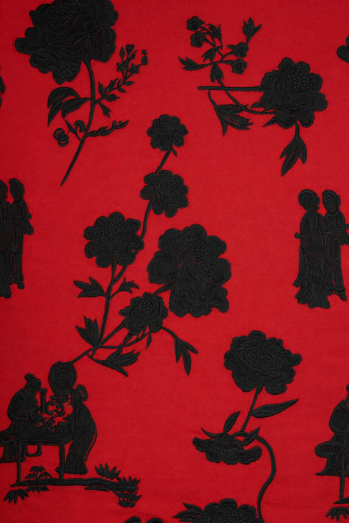 Tela con estampado color burdeos