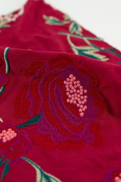 Tela con estampado color buganvilla