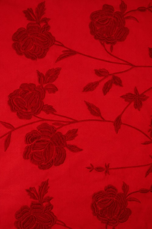 Tela con estampado de flores color rojo