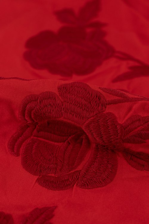 Tela con estampado de flores color rojo