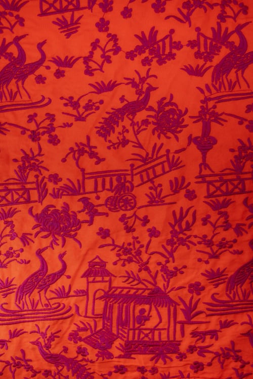 Tela bordada con chinitos color rojo