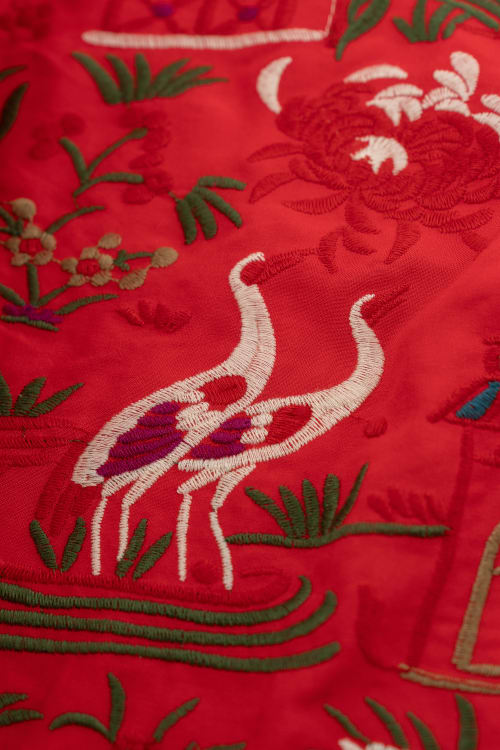 Tela bordada con chinitos color rojo 