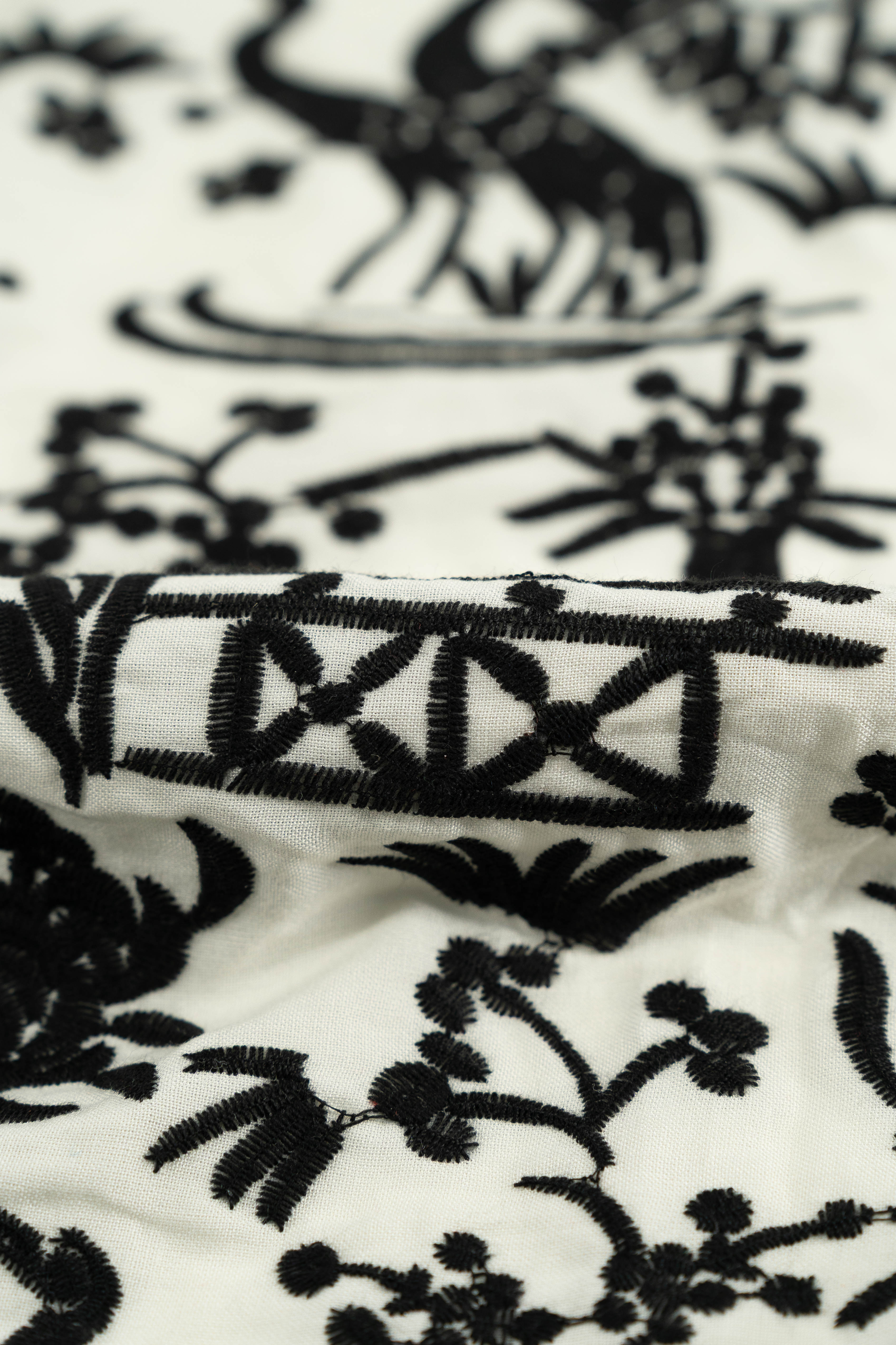 Tela bordada con chinitos color negro