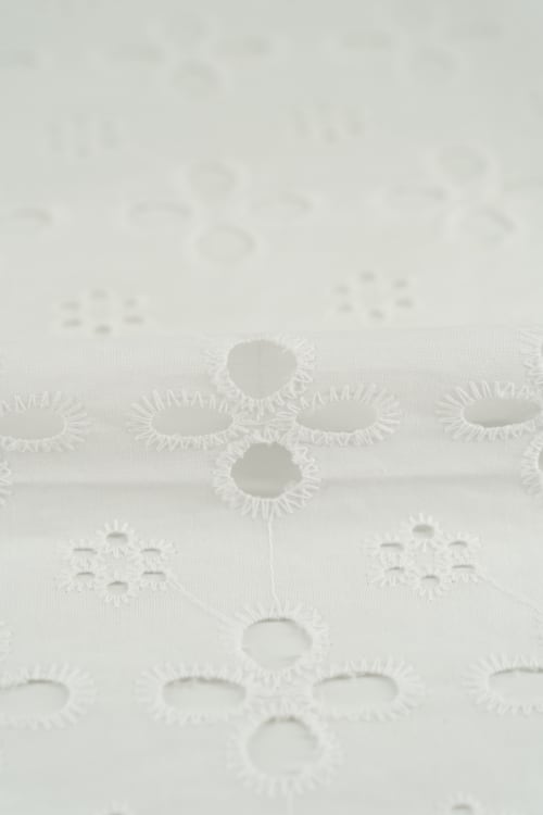 Perforado algodón blanco surat