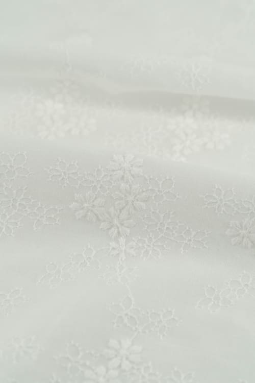 Perforado algodón blanco lirio