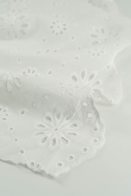 Perforado algodón blanco dama