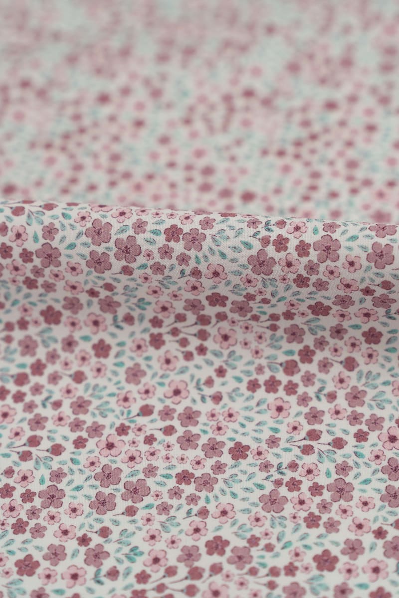 Tejido infantil con estampado de flores.