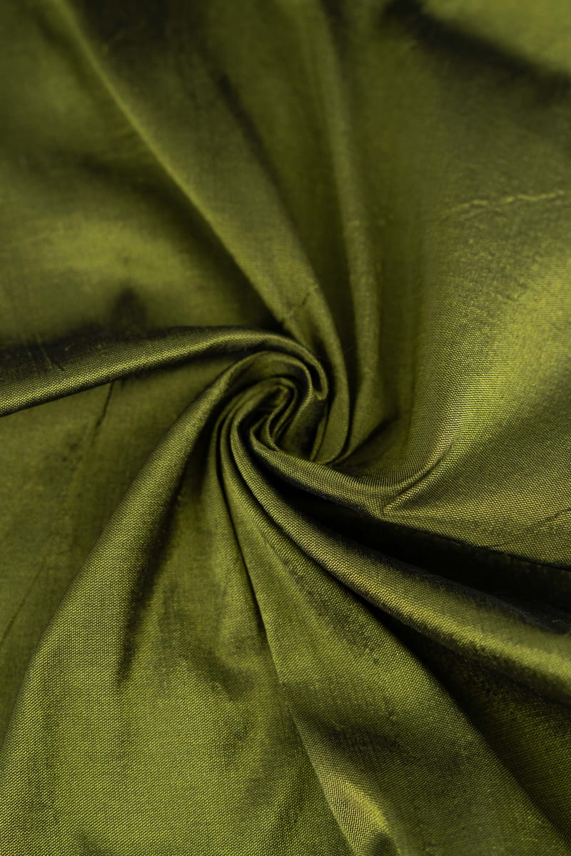 Seda natural en color  verde oliva  con entramado ligeramente visible.