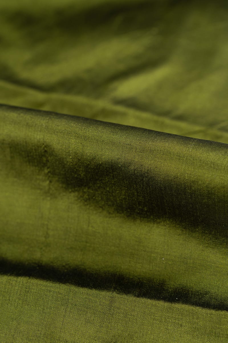 Seda natural en color  verde oliva  con entramado ligeramente visible.