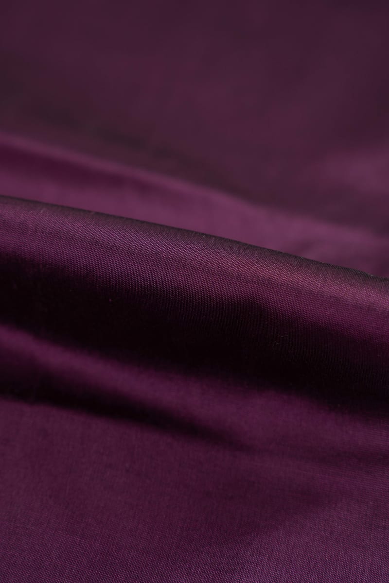 Seda natural en color morado oscuro  con entramado ligeramente visible.