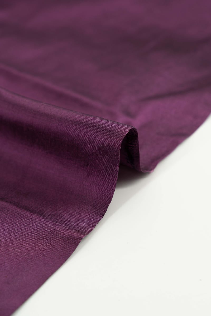 Seda natural en color morado oscuro  con entramado ligeramente visible.