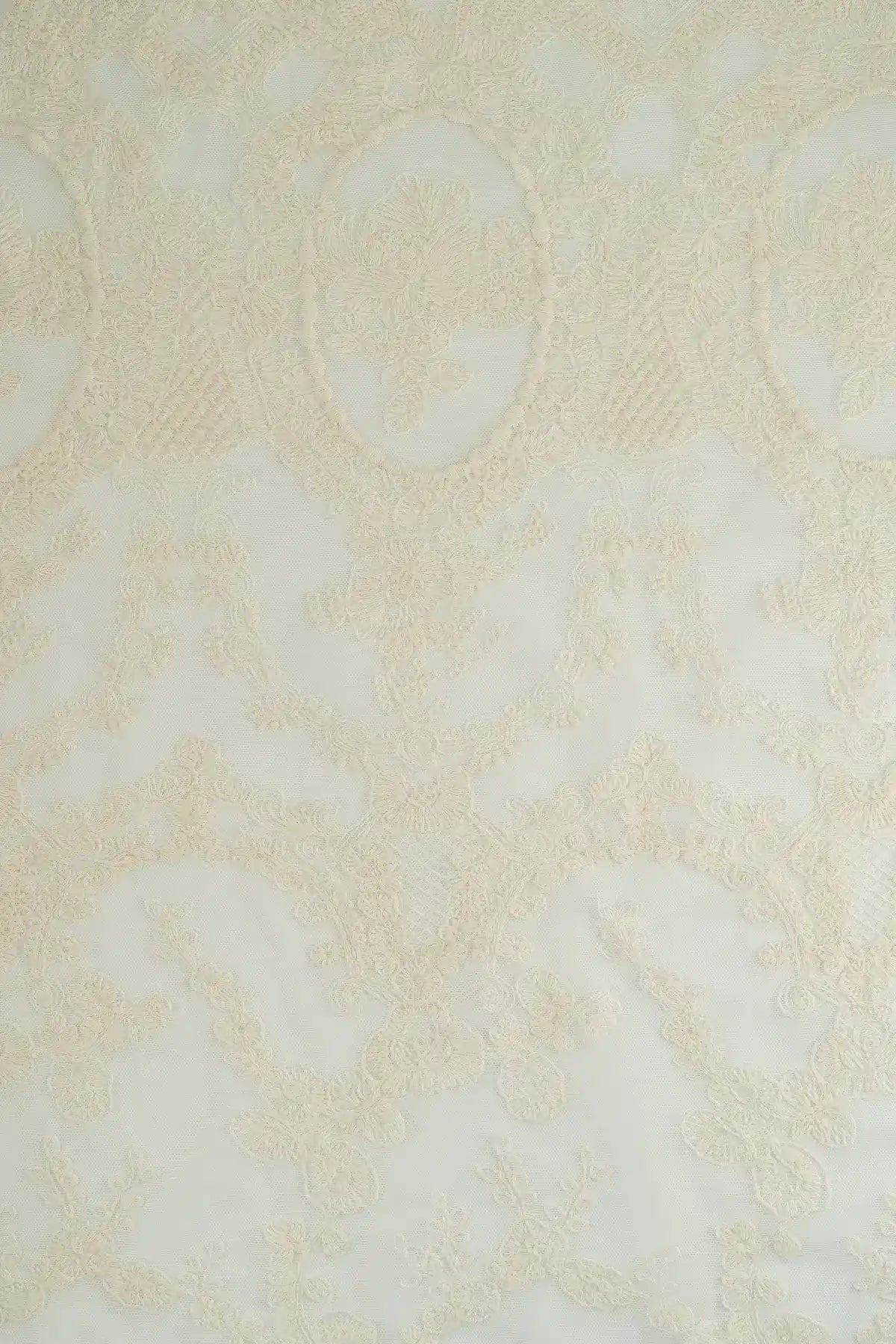 Tul bordado color crudo 