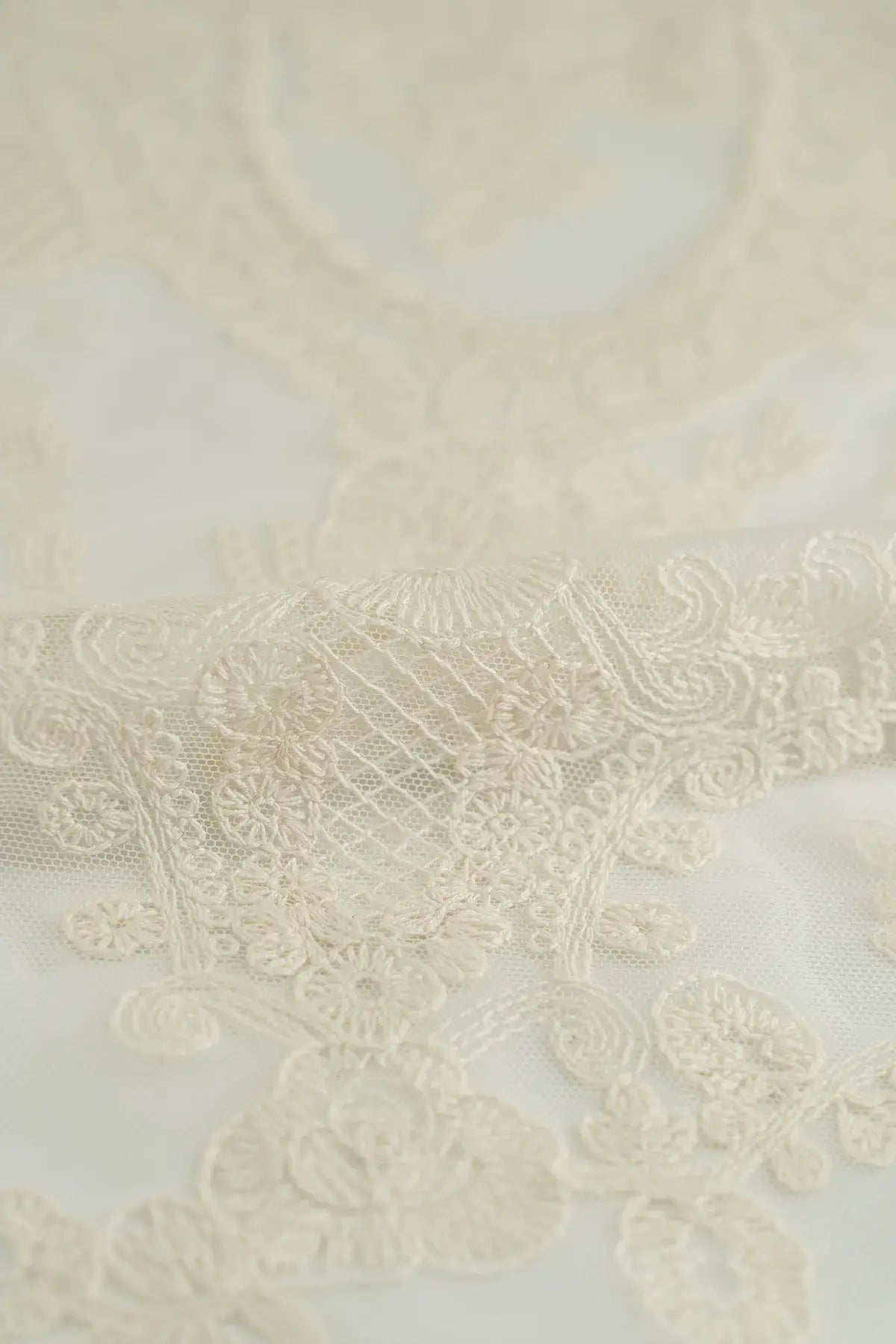 Tul bordado color crudo 