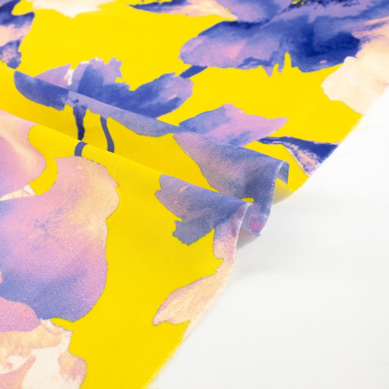 Satén floral amarillo
