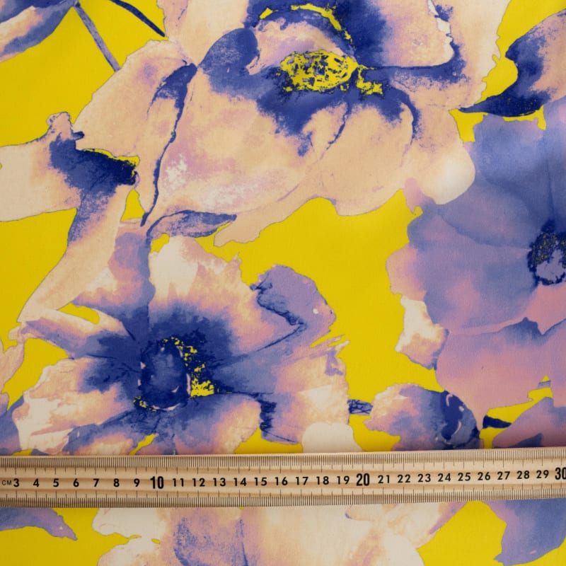Satén floral amarillo